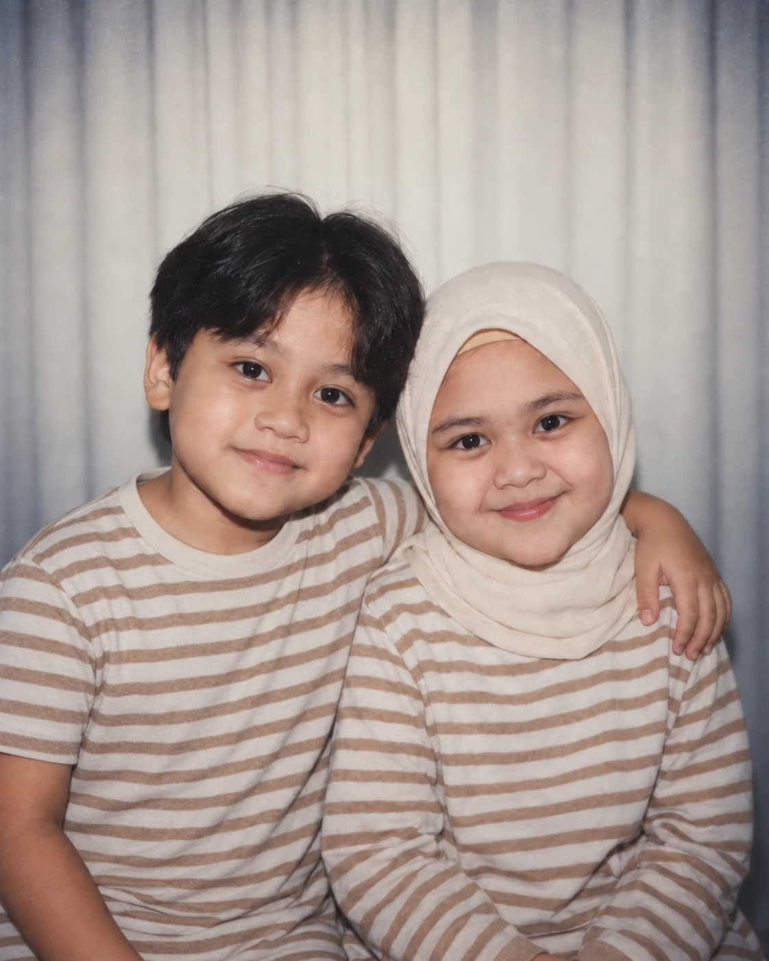 Ilustrasi Putri dan Nurfaidzy kecil tersenyum berdampingan dengan baju bergaris