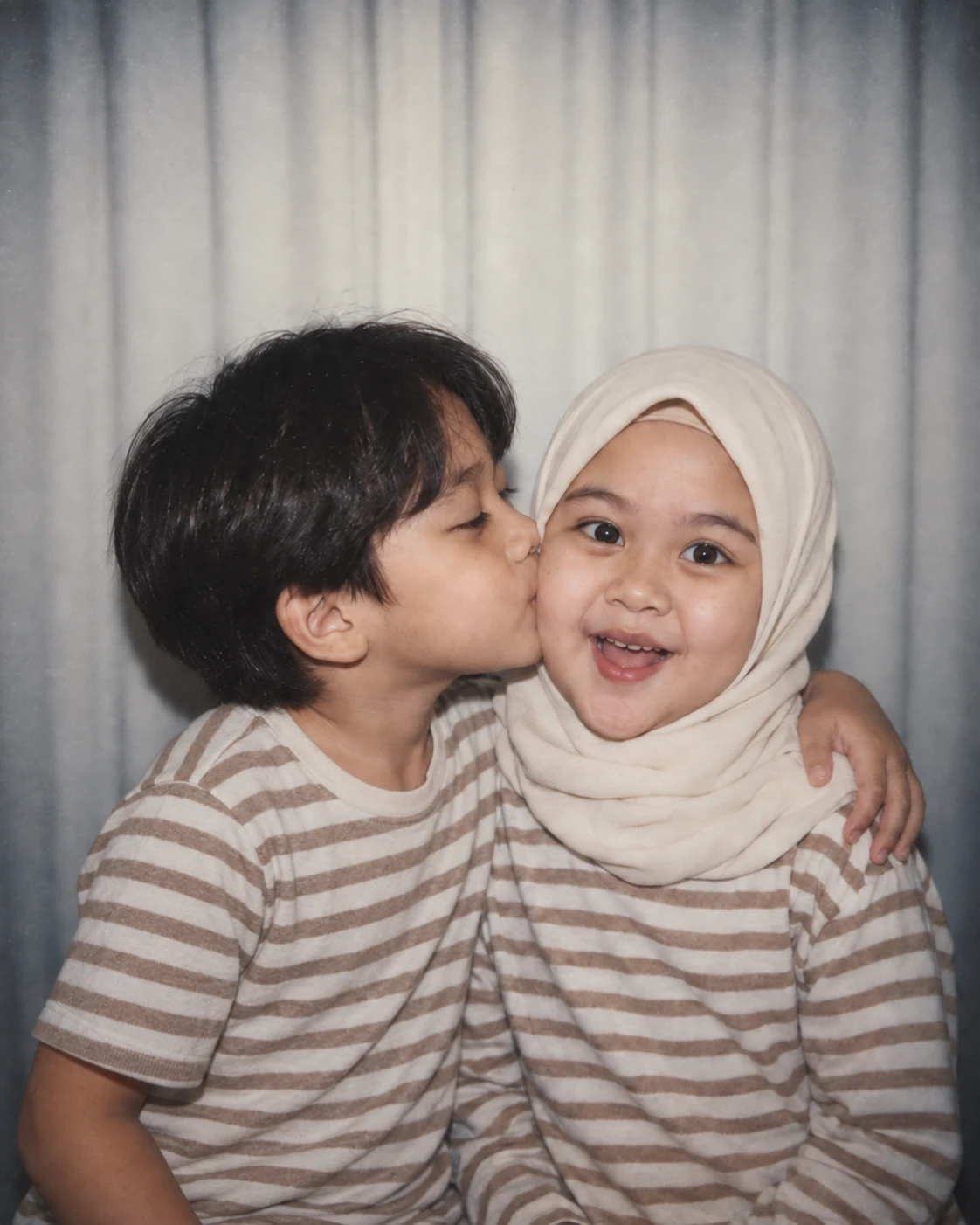Ilustrasi Nurfaidzy kecil mencium pipi Putri kecil